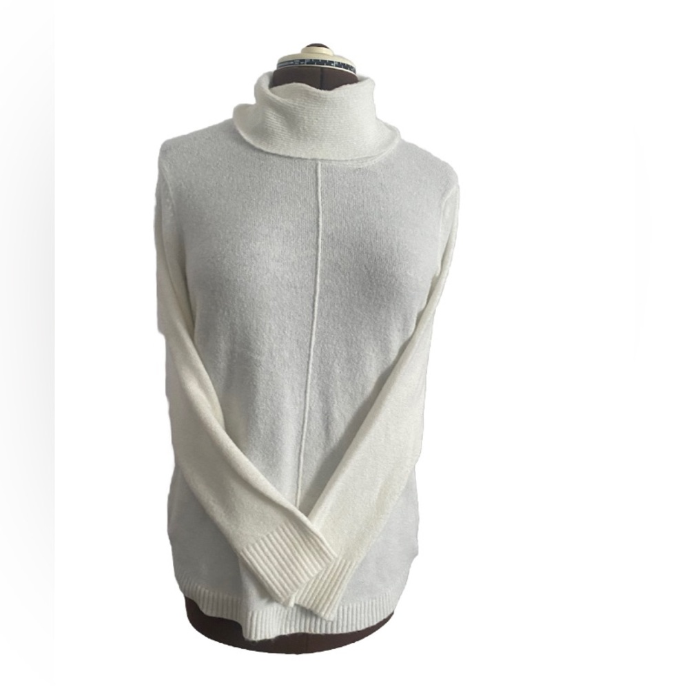 🤍CABLE & GUAGE🤍 Snow White sweater in large. Stretchy, soft and brand new.